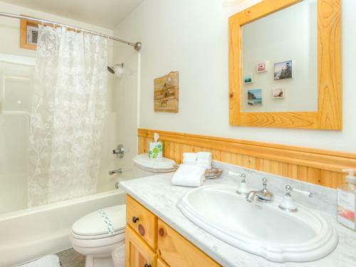 Whispering Whale Lodge