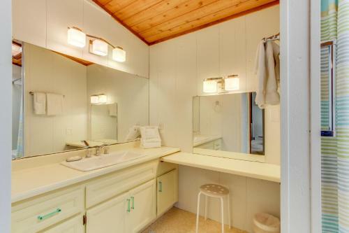 Manzanita Beach Cottage