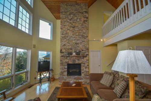 By The Lake Five-bedroom Holiday Home