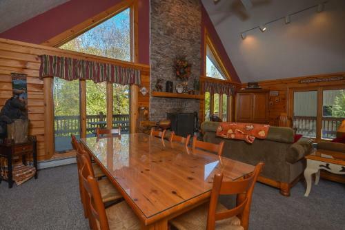 Mountain Memories Four-bedroom Holiday Home