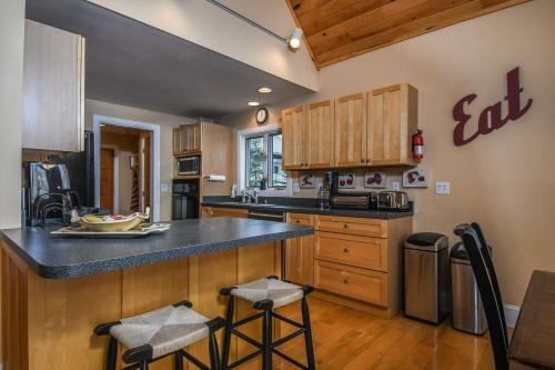 Wisp' N Away Five-bedroom Holiday Home