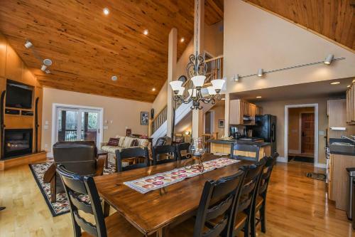 Wisp' N Away Five-bedroom Holiday Home