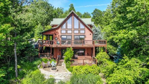 Wisp' N Away Five-bedroom Holiday Home