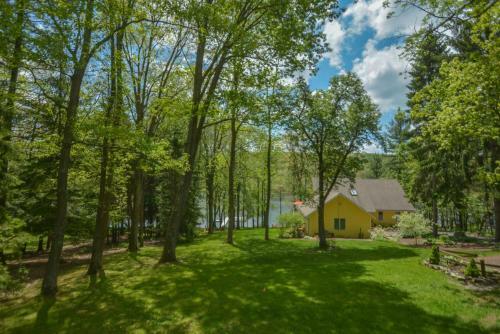 Lakeside Dreamin' Four-bedroom Holiday Home