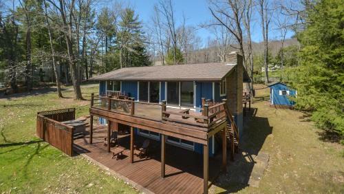 Lakeside Dreamin' Four-bedroom Holiday Home