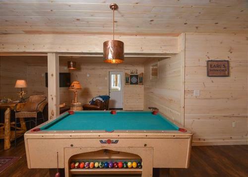 Big Log Lodge Four-bedroom Holiday Home