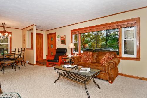Whispering Oaks Three-bedroom Holiday Home