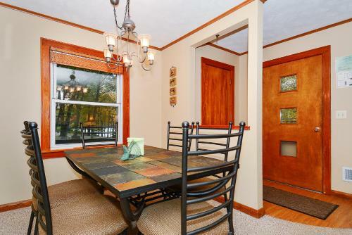Whispering Oaks Three-bedroom Holiday Home