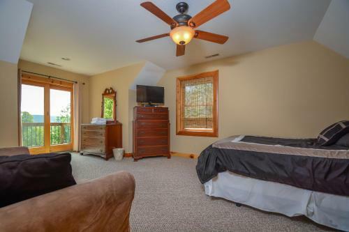 Cozy Bear Chalet Four-bedroom Holiday Home