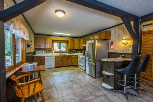 Lake Love Four-bedroom Holiday Home