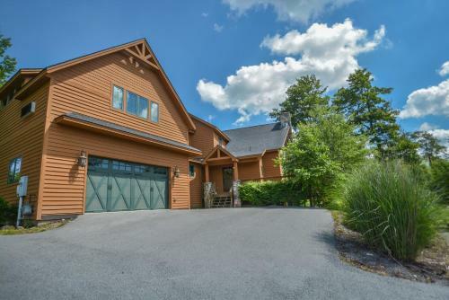 Mountainlair Five-bedroom Holiday Home