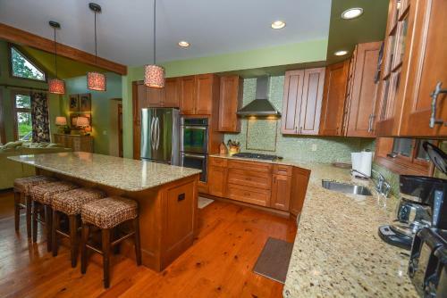 Mountainlair Five-bedroom Holiday Home