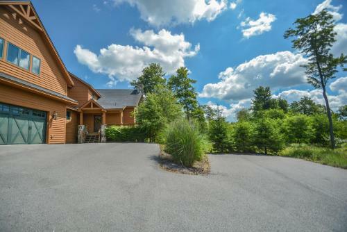 Mountainlair Five-bedroom Holiday Home