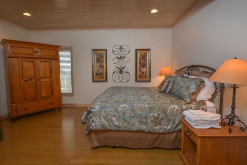 Steden Court Eight-bedroom Holiday Home