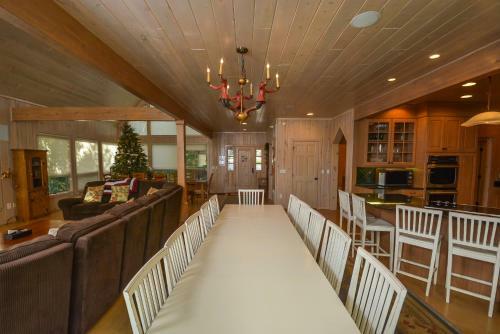 Steden Court Eight-bedroom Holiday Home