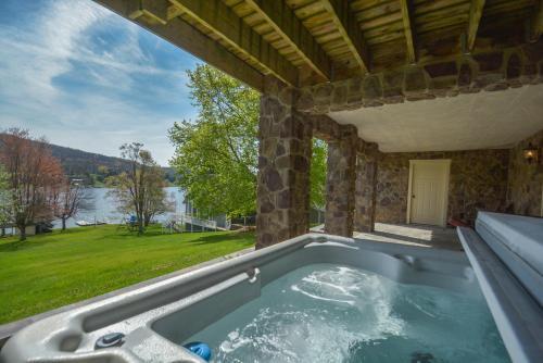 Lake Stone Manor Five-bedroom Holiday Home