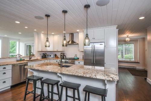Lake Stone Manor Five-bedroom Holiday Home