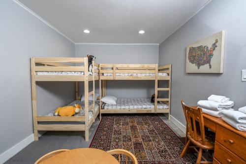 Little Bear Four-bedroom Holiday Home
