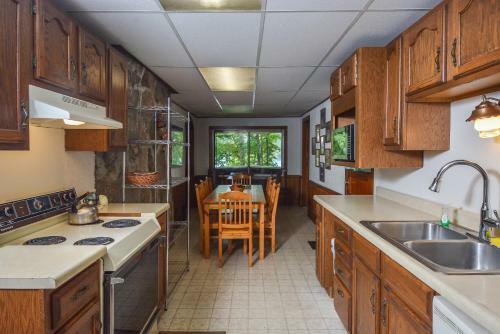 Simpson's Sanctuary Three-bedroom Holiday Home