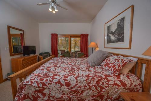 All Decked Out Four-bedroom Holiday Home