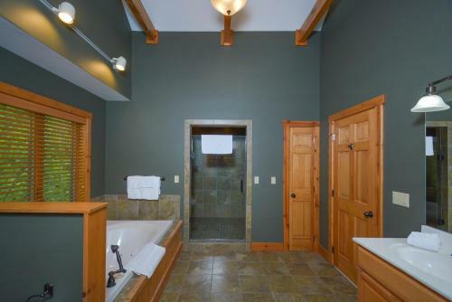 Coppertop Lodge Four-bedroom Holiday Home