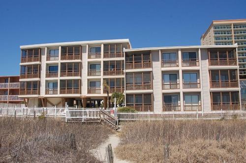 Apartamento 1068-104 Crescent Beach Villas Condo
