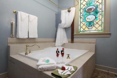 Hennessey House Bed And Breakfast