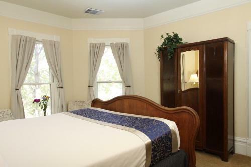 Hennessey House Bed And Breakfast