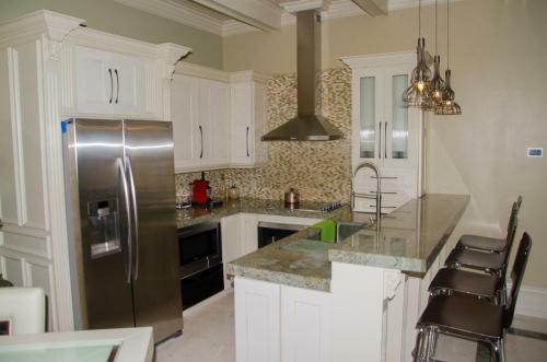 Luxury Estate Near Ritz Carlton And Beach