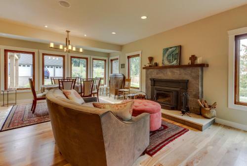 Parrett Mountain Farm House Retreat