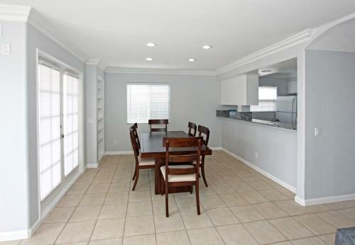 1404 W Ocean Front A (68165)