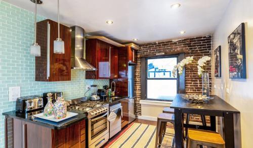 Prime Soho Apartment With Private Backyard