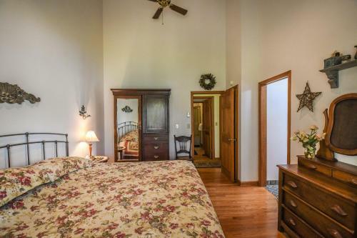 Lakeside Vista Four-bedroom Holiday Home