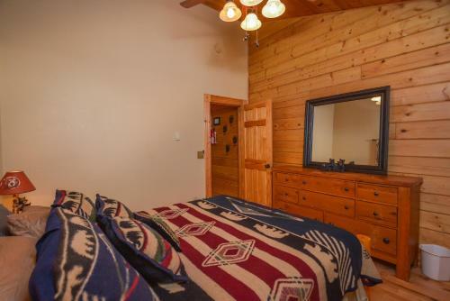 Bear Paws Two-bedroom Cabin