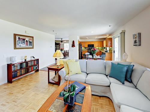 5262 Palmera Dr Home