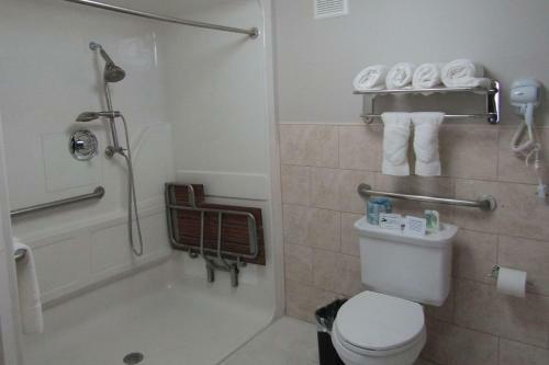 Hotel Quality Inn & Suites By The Lake