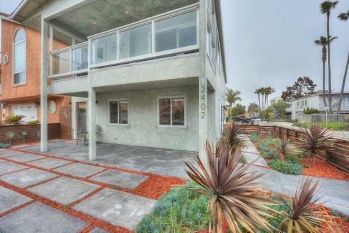 2402o - 875413 Modern Silverstrand Oasis