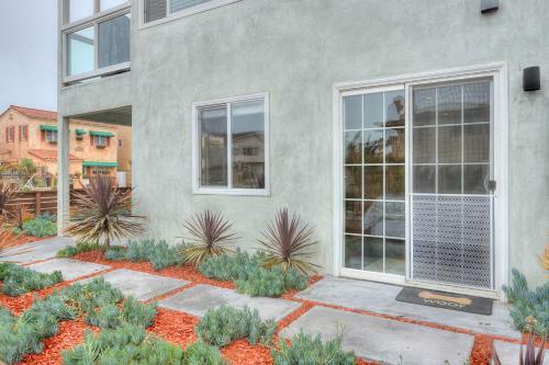 2402o - 875413 Modern Silverstrand Oasis