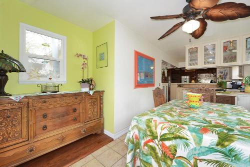 116sc- 906563 The Sunshine Bungalow