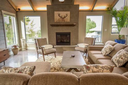Deer Mountain Retreat