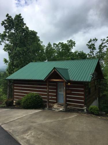 Bear Tracks Mountain Laurel Wood Fireplace Cabin