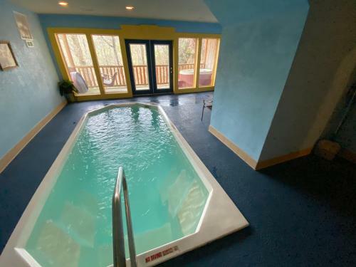 Swim N Bear Honeymoon Cabin With Private Pool