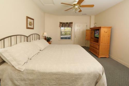 Oak Tree Lodge (#3) - Seventeen Bedroom