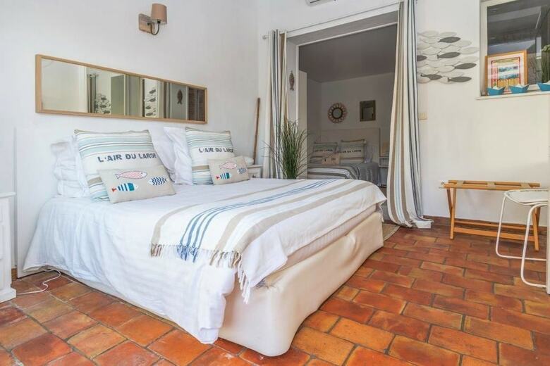 Hotel De La Plage Mahogany
