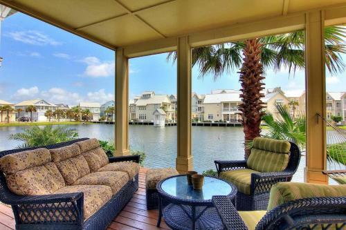 Cinnamon Shore- The Sunflower 163 Be