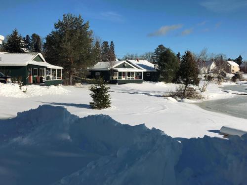 Town & Lake Motel & Cottages