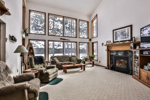 Pickerel Point Executive Home - Hiller Vacation Homes Home
