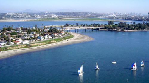 2 Bedroom Condo On The Water