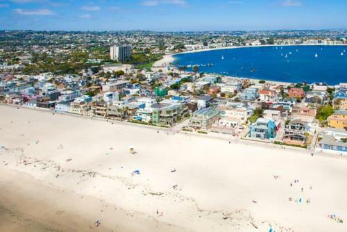 #3755 - Oceanfront Getaway Two-bedroom Apartment