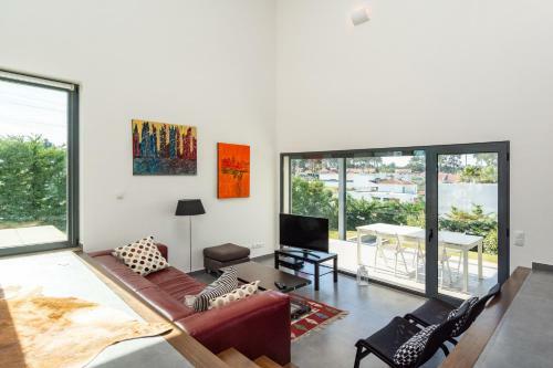Pool Villa Retreat In Sesimbra